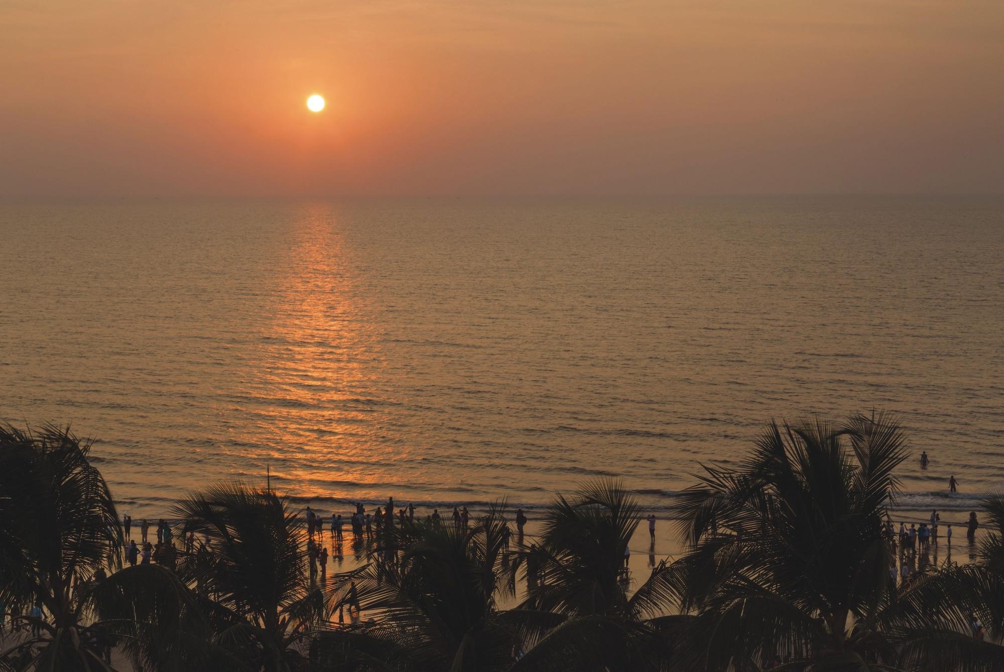 라마다 플라자 바이 윈덤 팜 그로브 호텔 뭄바이 외부 사진 Sunset at Marina Beach