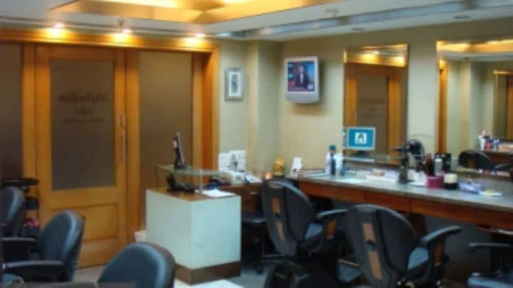 라마다 플라자 바이 윈덤 팜 그로브 호텔 뭄바이 외부 사진 A dental practice in Mumbai, India