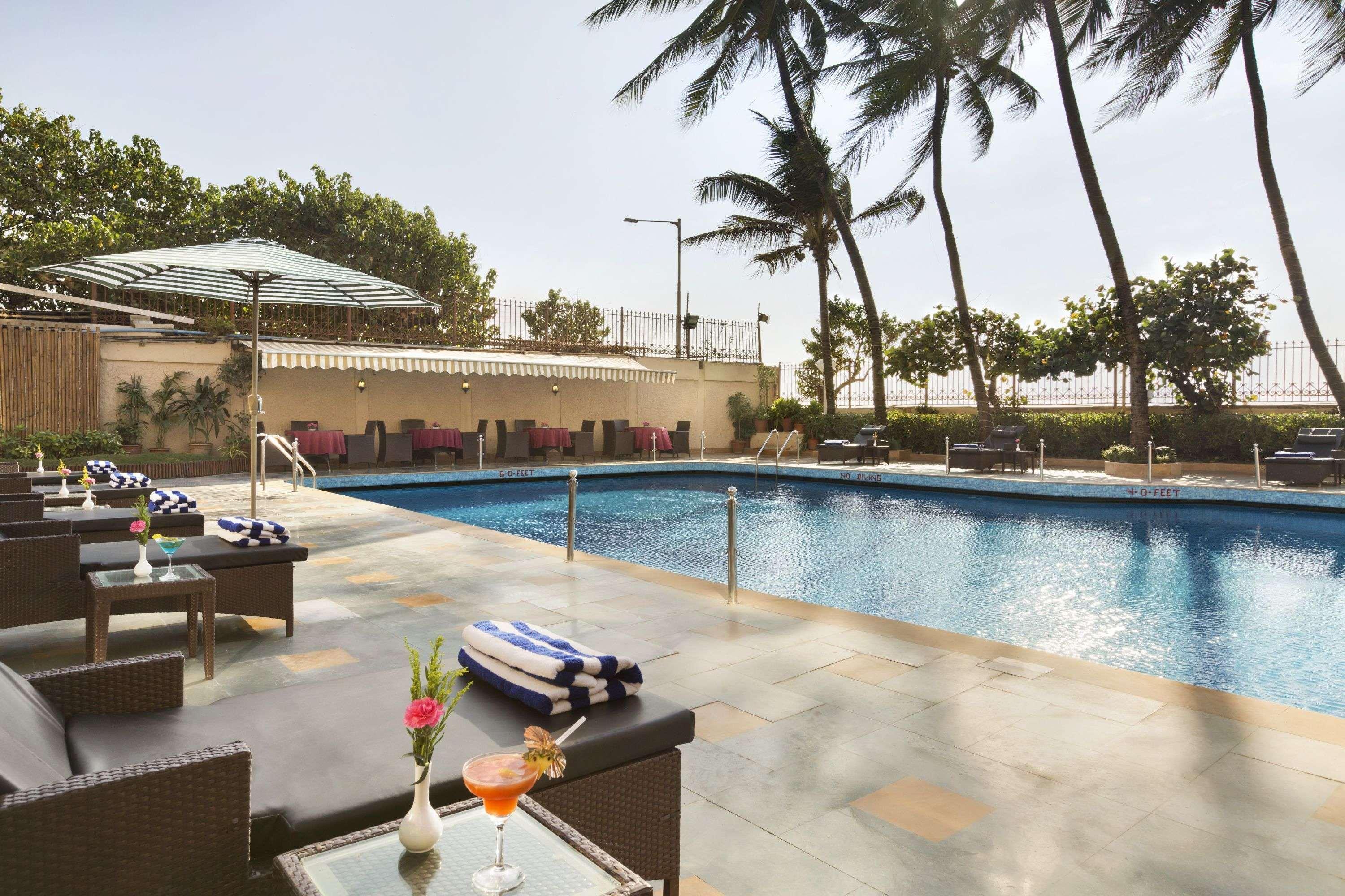 라마다 플라자 바이 윈덤 팜 그로브 호텔 뭄바이 외부 사진 Pool at the Taj Mahal Palace