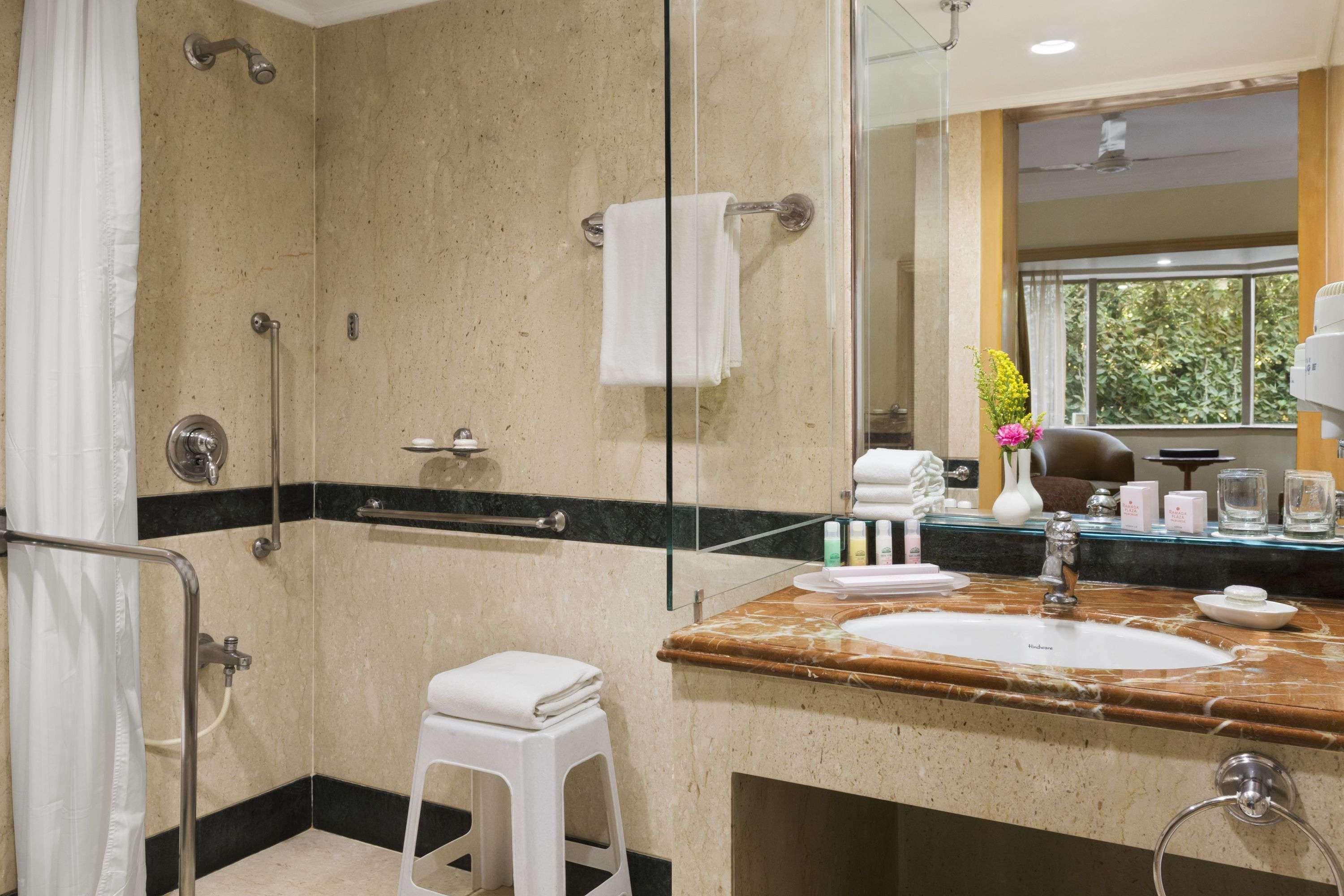 라마다 플라자 바이 윈덤 팜 그로브 호텔 뭄바이 외부 사진 Bathroom