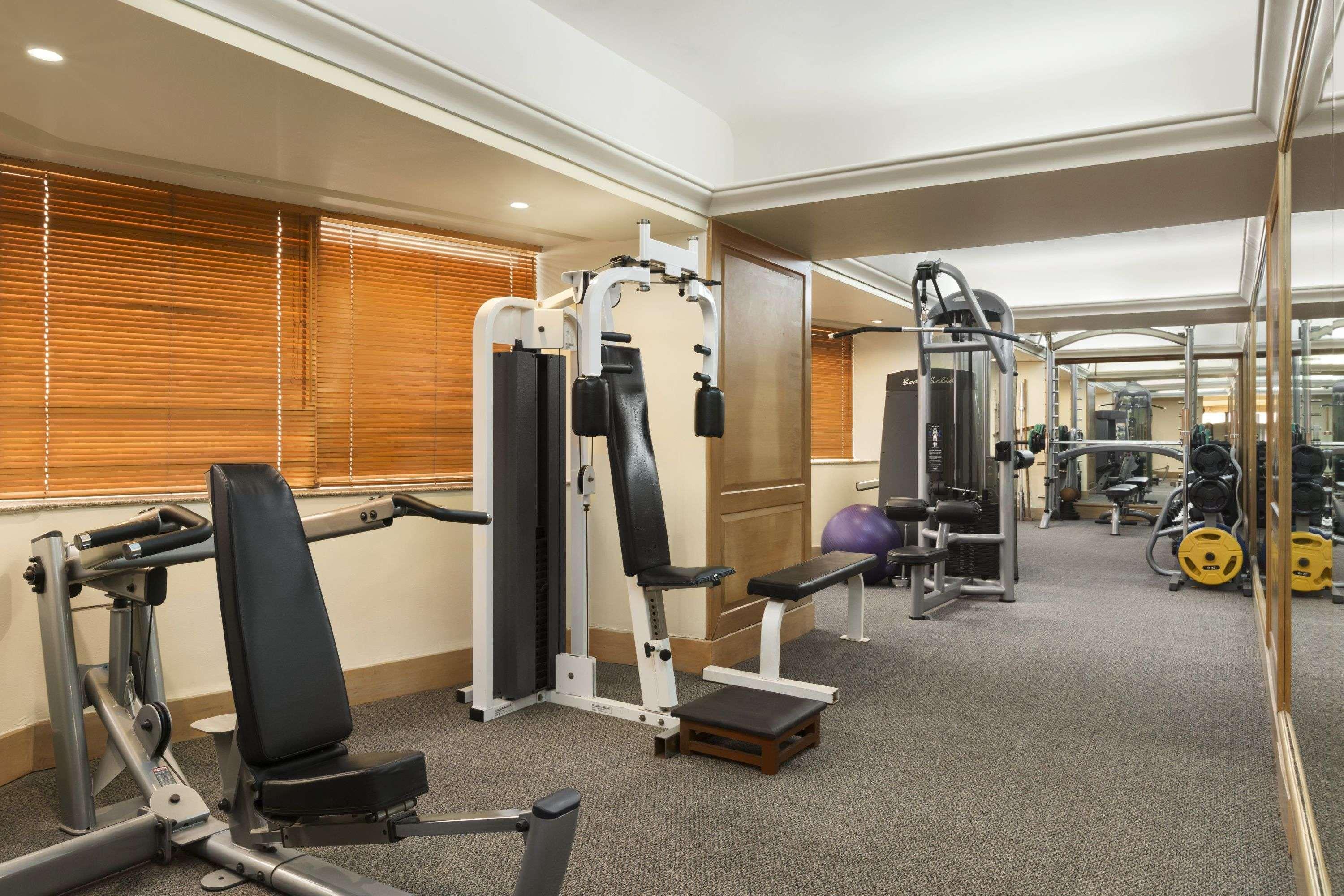 라마다 플라자 바이 윈덤 팜 그로브 호텔 뭄바이 외부 사진 The gym at the hotel