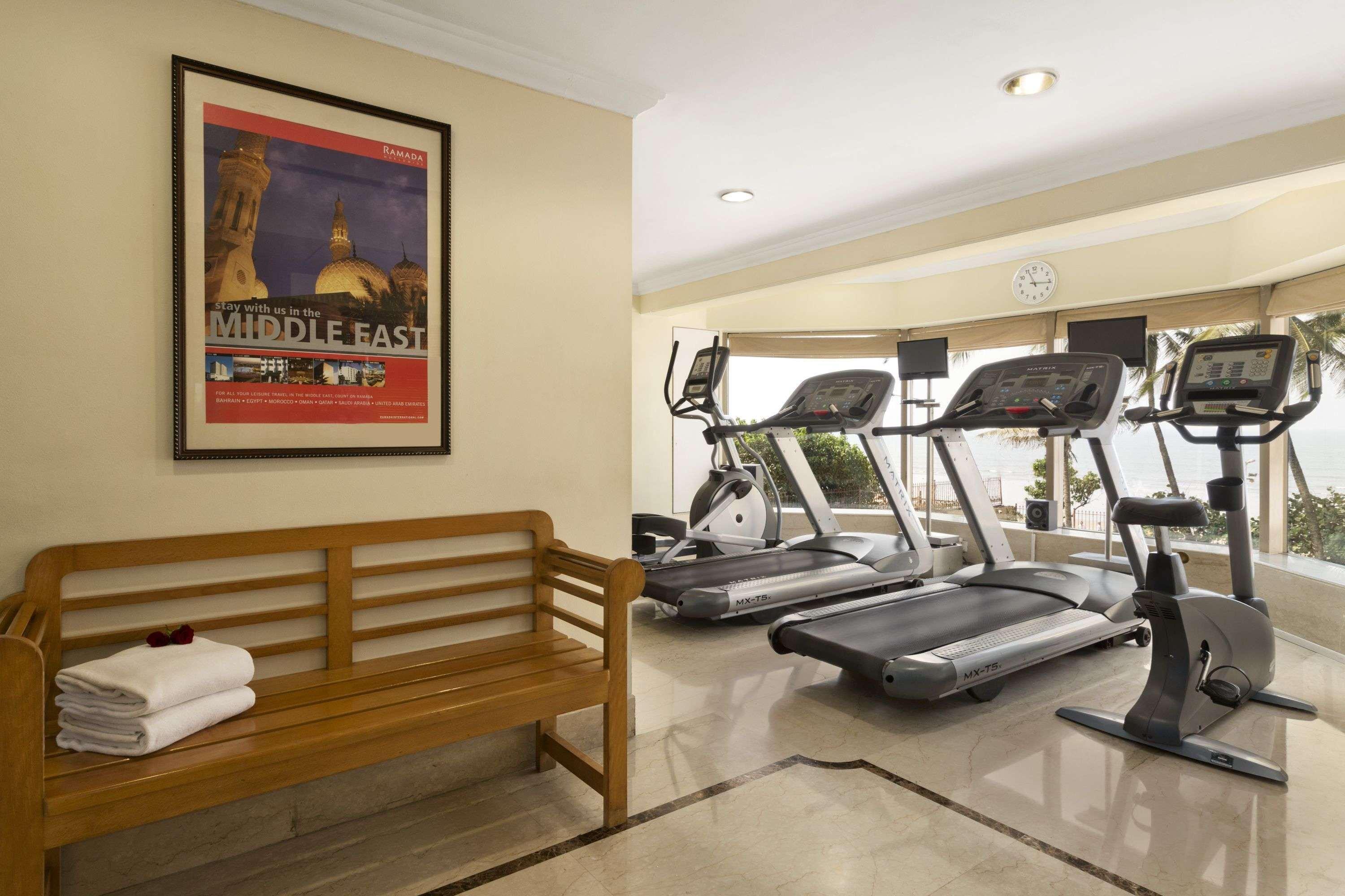 라마다 플라자 바이 윈덤 팜 그로브 호텔 뭄바이 외부 사진 The gym at the hotel
