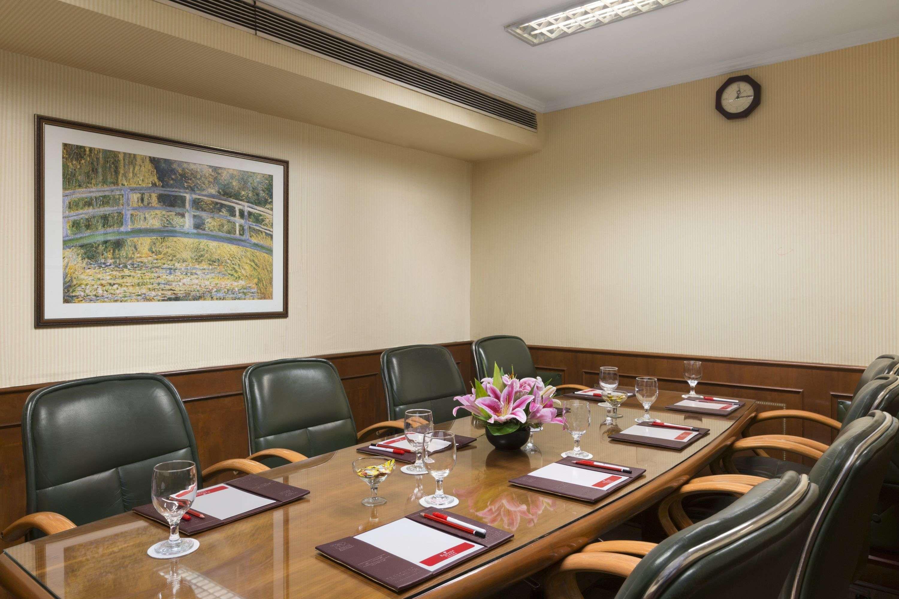 라마다 플라자 바이 윈덤 팜 그로브 호텔 뭄바이 외부 사진 Boardroom at the Taj Mahal Palace, Mumbai