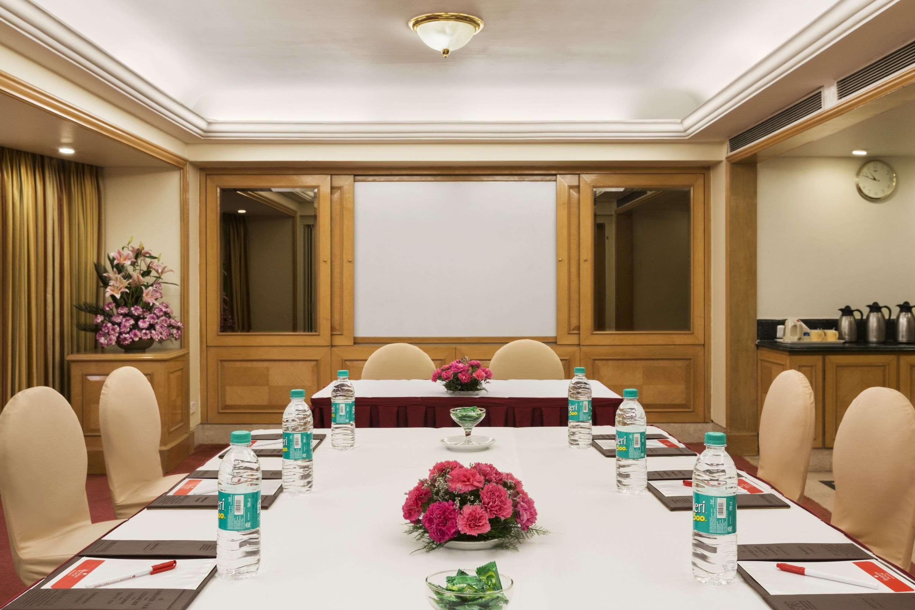 라마다 플라자 바이 윈덤 팜 그로브 호텔 뭄바이 외부 사진 Boardroom at the Taj Bengal