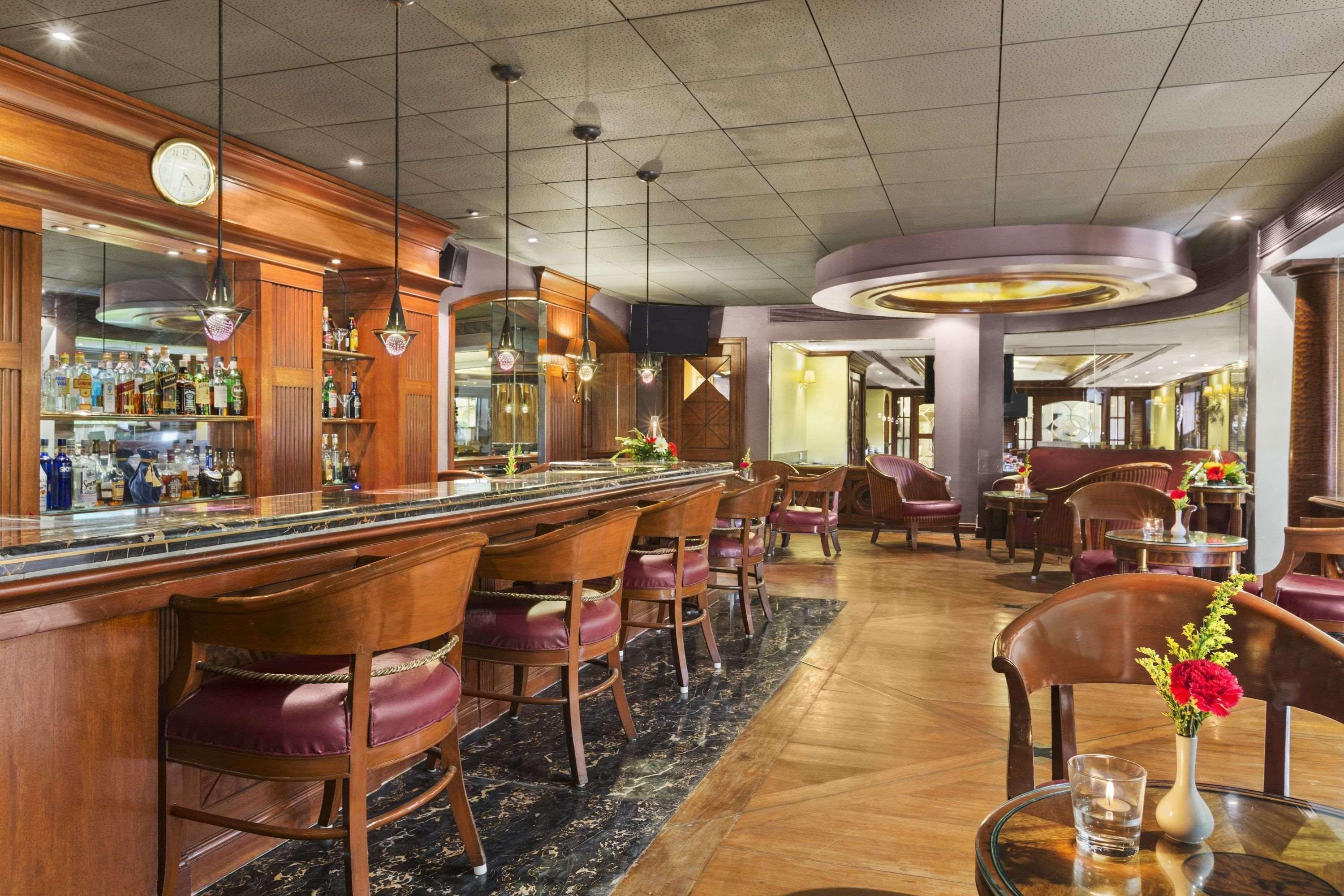 라마다 플라자 바이 윈덤 팜 그로브 호텔 뭄바이 외부 사진 The bar at the restaurant