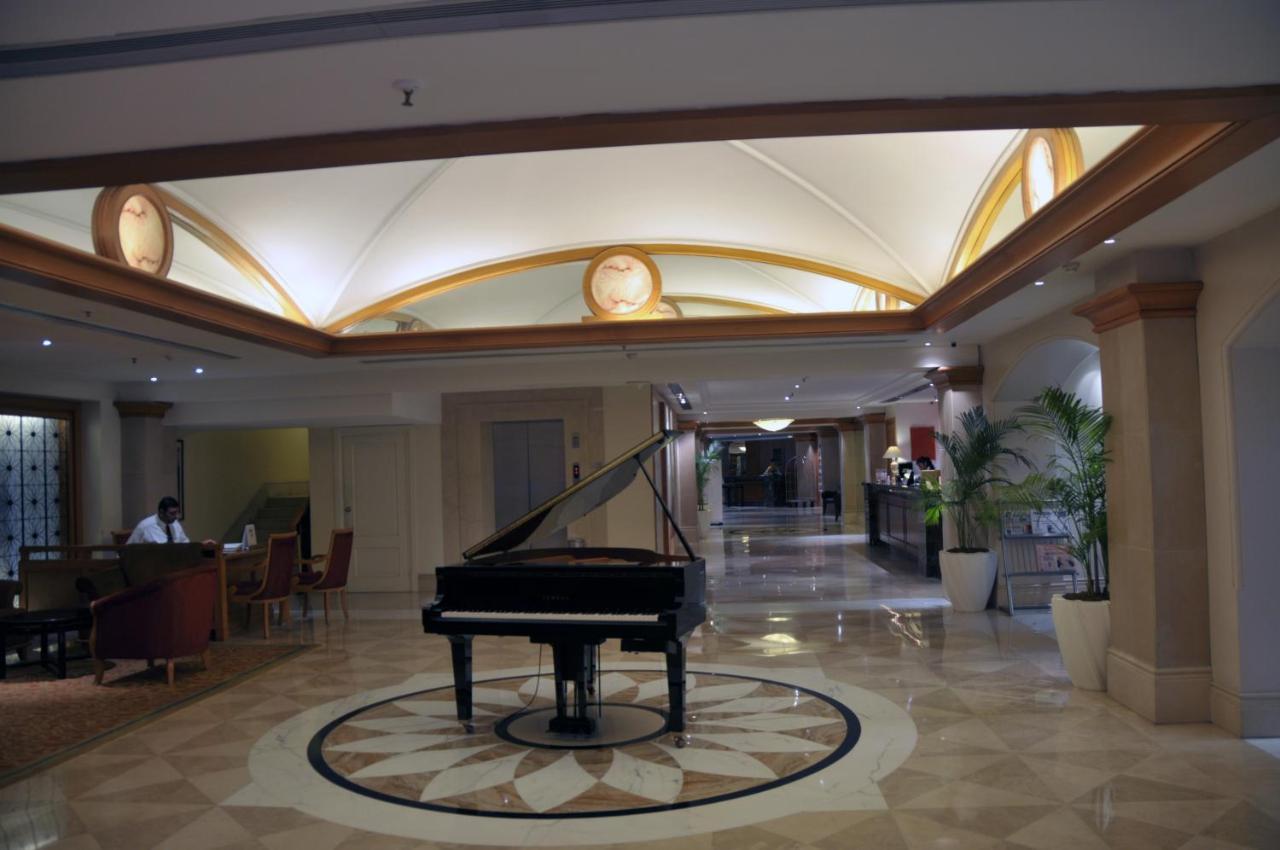 라마다 플라자 바이 윈덤 팜 그로브 호텔 뭄바이 외부 사진 The lobby of the hotel