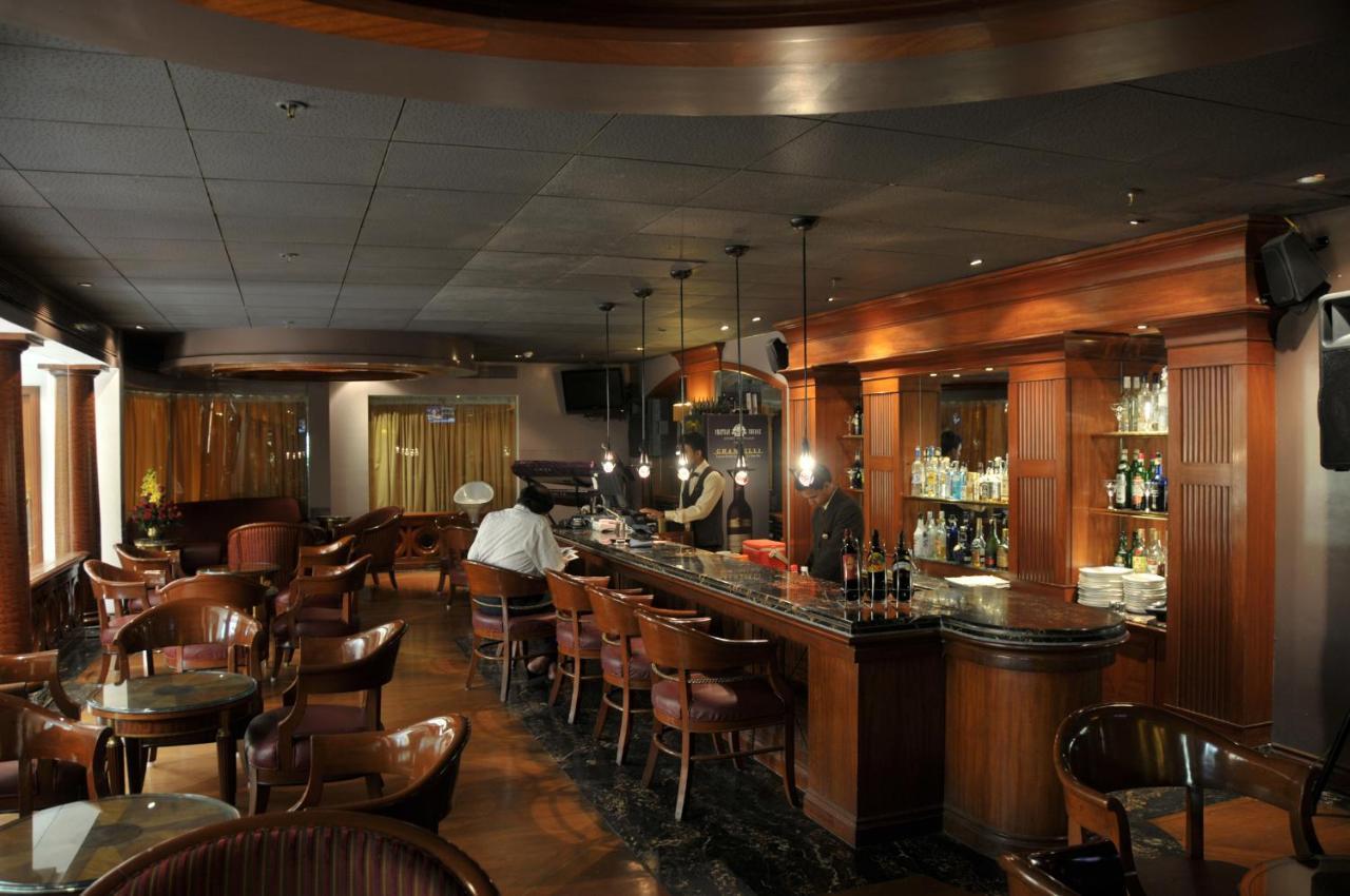 라마다 플라자 바이 윈덤 팜 그로브 호텔 뭄바이 외부 사진 The bar at the 1905
