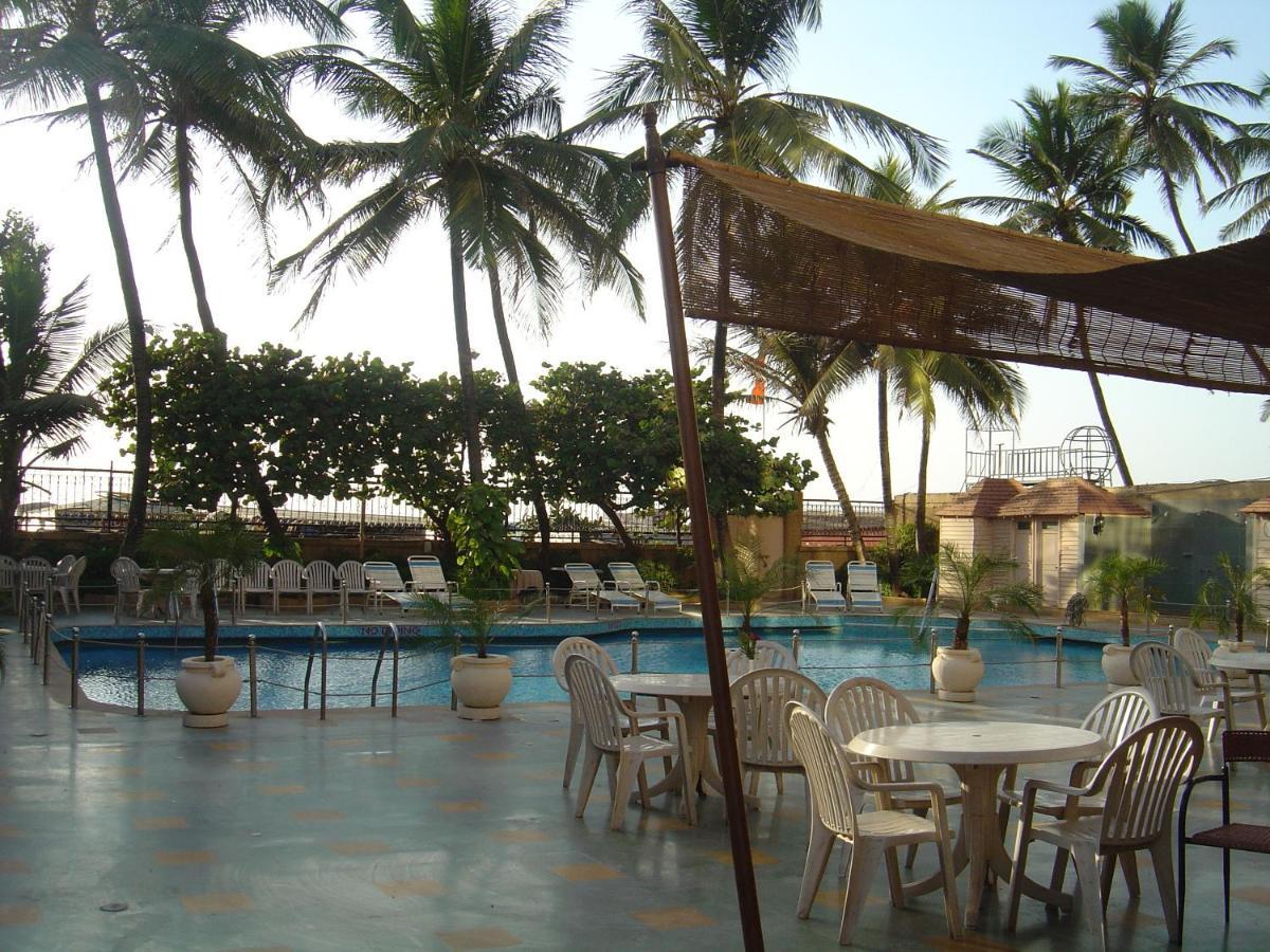 라마다 플라자 바이 윈덤 팜 그로브 호텔 뭄바이 외부 사진 The pool at the hotel