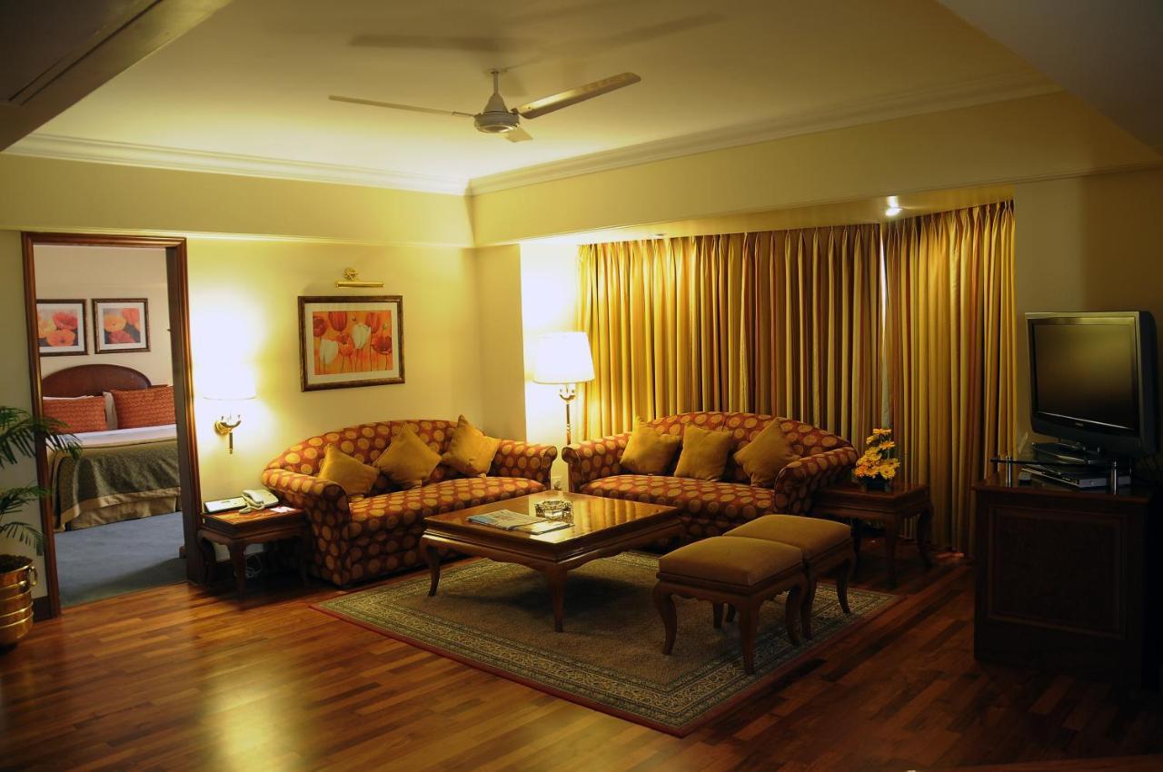 라마다 플라자 바이 윈덤 팜 그로브 호텔 뭄바이 외부 사진 A living room in a suite at the Taj Mahal Palace, Mumbai