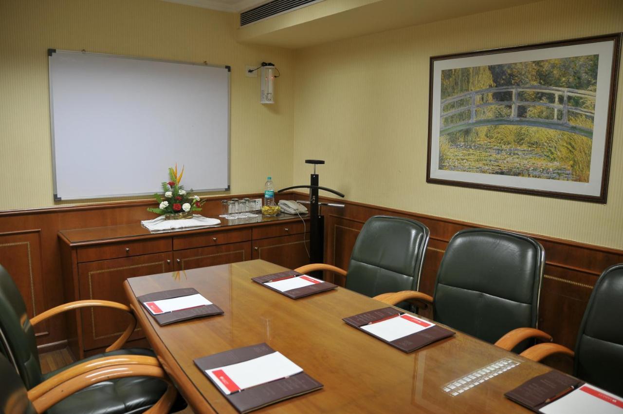 라마다 플라자 바이 윈덤 팜 그로브 호텔 뭄바이 외부 사진 A meeting room at the hotel
