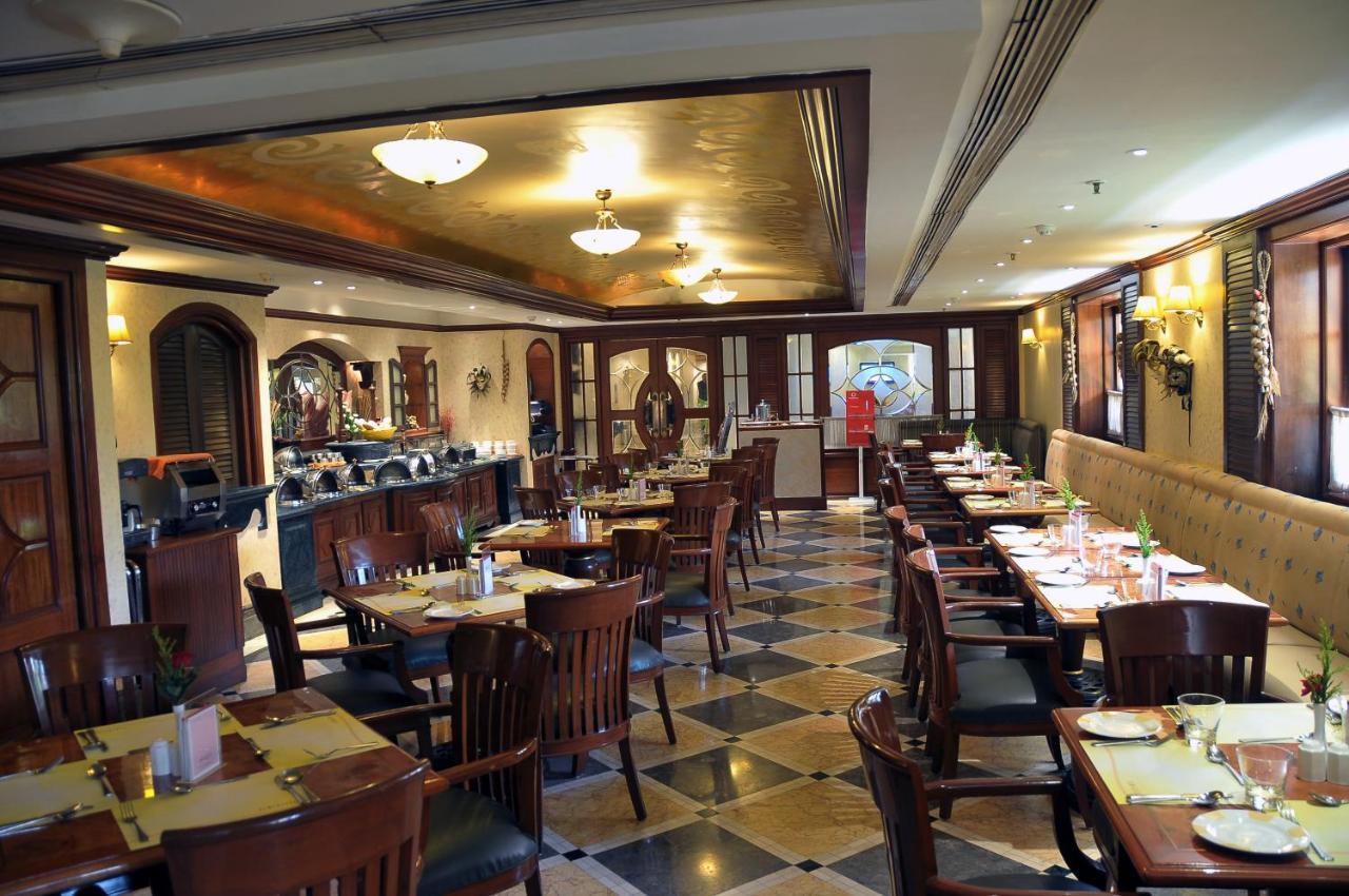 라마다 플라자 바이 윈덤 팜 그로브 호텔 뭄바이 외부 사진 The interior of the restaurant