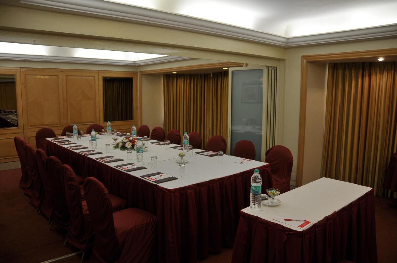 라마다 플라자 바이 윈덤 팜 그로브 호텔 뭄바이 외부 사진 A meeting room at a hotel