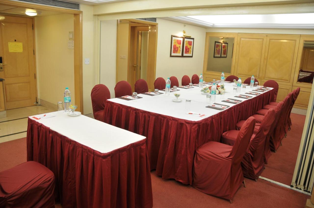 라마다 플라자 바이 윈덤 팜 그로브 호텔 뭄바이 외부 사진 A meeting room at a hotel