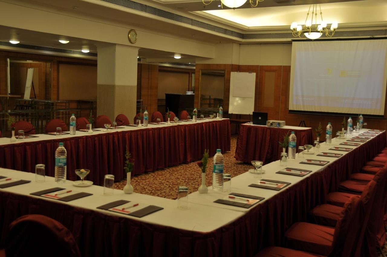 라마다 플라자 바이 윈덤 팜 그로브 호텔 뭄바이 외부 사진 A meeting room at a hotel