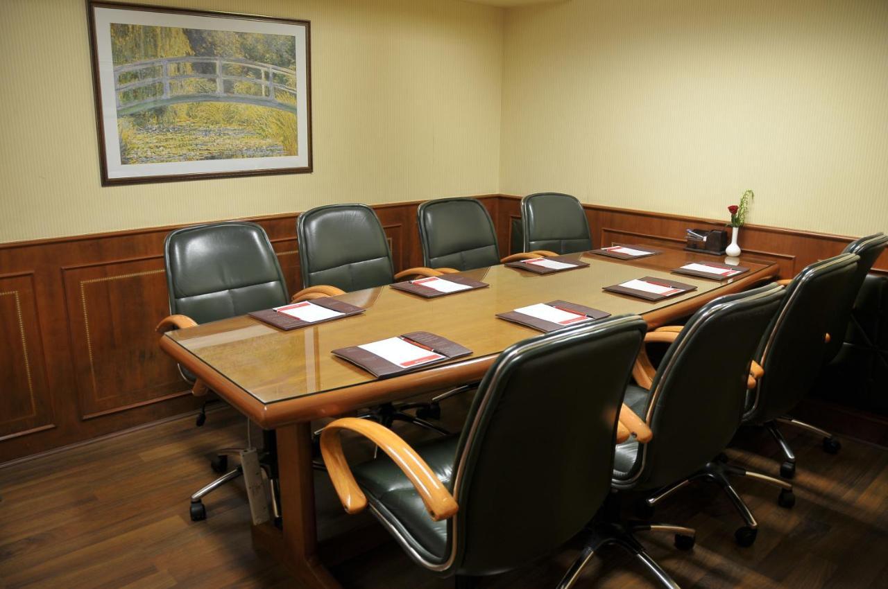 라마다 플라자 바이 윈덤 팜 그로브 호텔 뭄바이 외부 사진 A boardroom
