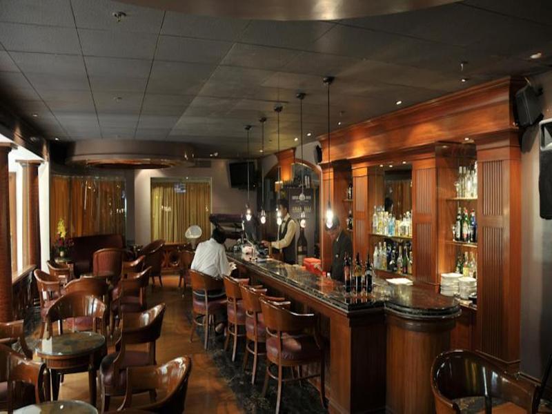 라마다 플라자 바이 윈덤 팜 그로브 호텔 뭄바이 외부 사진 The bar at the hotel