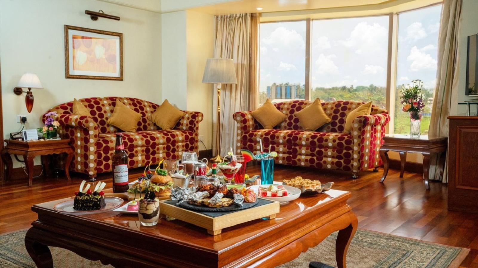 라마다 플라자 바이 윈덤 팜 그로브 호텔 뭄바이 외부 사진 A living room in a suite at the Taj Bengal