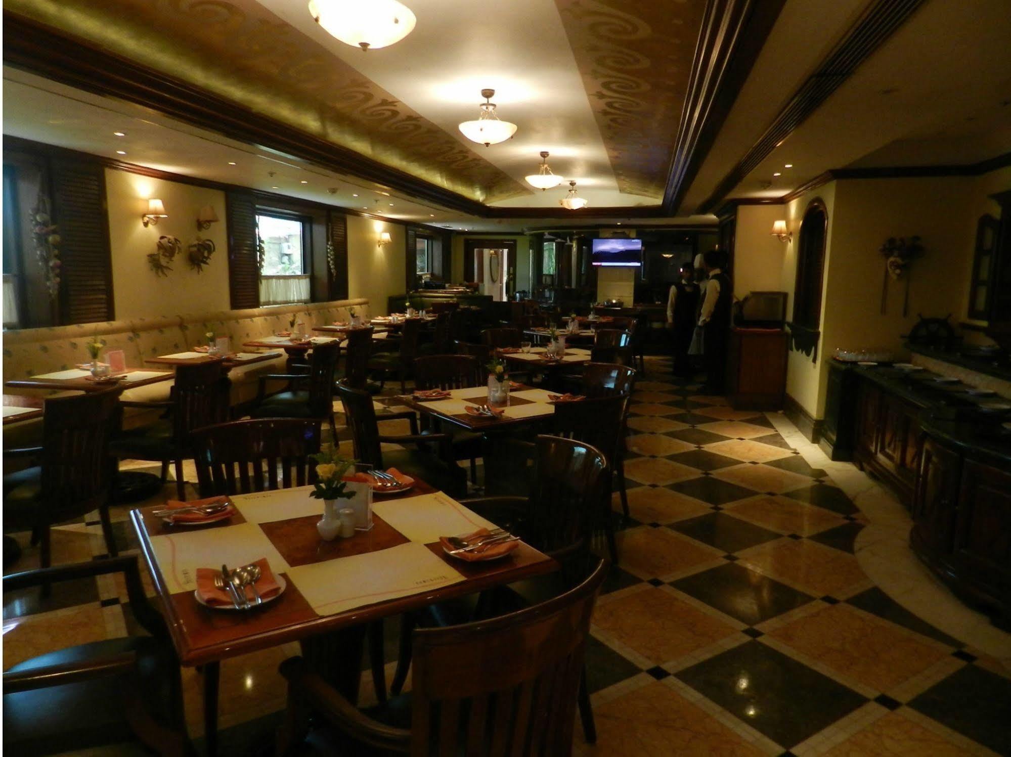 라마다 플라자 바이 윈덤 팜 그로브 호텔 뭄바이 외부 사진 The interior of the restaurant